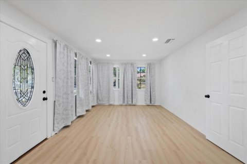 House in Tampa, Florida 5 bedrooms, 187.29 sq.m. № 2150164 - photo 6