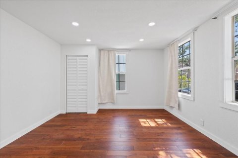 House in Tampa, Florida 5 bedrooms, 187.29 sq.m. № 2150164 - photo 8