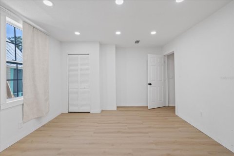 House in Tampa, Florida 5 bedrooms, 187.29 sq.m. № 2150164 - photo 13