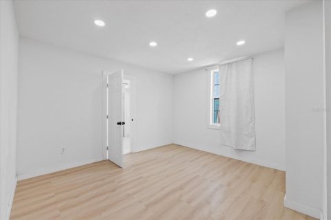 House in Tampa, Florida 5 bedrooms, 187.29 sq.m. № 2150164 - photo 12