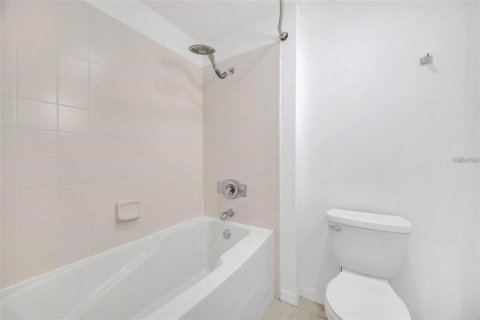 Townhouse in Kissimmee, Florida 3 bedrooms, 136.1 sq.m. № 2098577 - photo 16