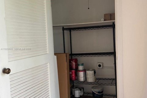 Снять в аренду таунхаус в Помпано-Бич, Флорида 3 спальни, 147.81м2, № 2082808 - фото 21