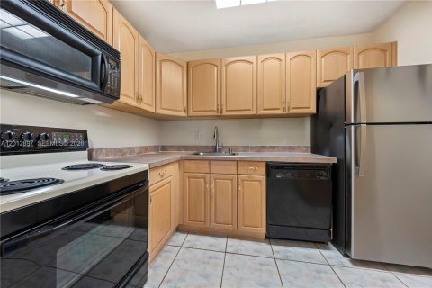 Condo in Miami, Florida, 2 bedrooms № 2153681 - photo 3