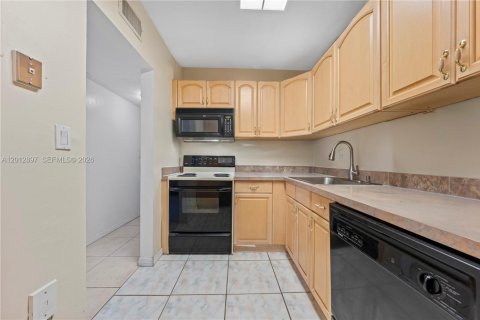 Condo in Miami, Florida, 2 bedrooms № 2153681 - photo 4