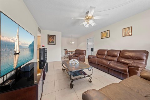 Condo in Miami, Florida, 2 bedrooms № 2153681 - photo 2