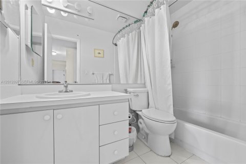 Condo in Miami, Florida, 2 bedrooms № 2153681 - photo 10