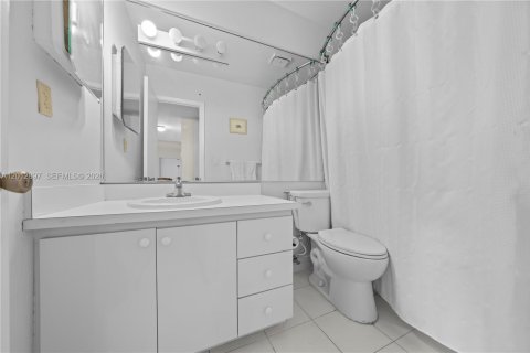 Condo in Miami, Florida, 2 bedrooms № 2153681 - photo 11
