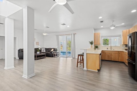 House in Sarasota, Florida 3 bedrooms, 159.05 sq.m. № 1578247 - photo 9
