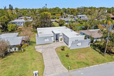House in Sarasota, Florida 3 bedrooms, 159.05 sq.m. № 1578247 - photo 1