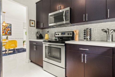 Casa en alquiler en Miami, Florida, 3 dormitorios, 119.57 m2 № 1938092 - foto 8