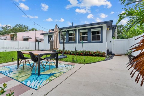 Casa en alquiler en Miami, Florida, 3 dormitorios, 119.57 m2 № 1938092 - foto 27