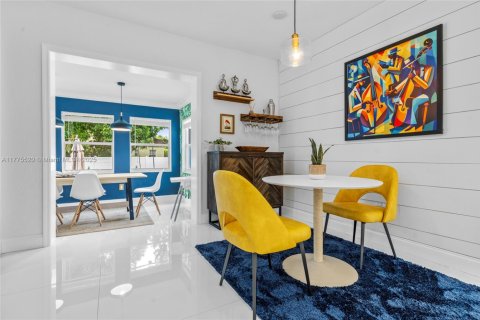 House in Miami, Florida 3 bedrooms, 119.57 sq.m. № 1938092 - photo 4