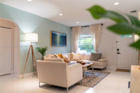 Casa en alquiler en Miami, Florida, 3 dormitorios, 119.57 m2 № 1938092 - foto 1