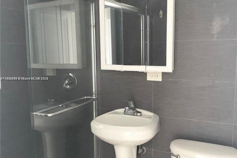 Condo in Miami Beach, Florida, 1 bedroom  № 1970713 - photo 11