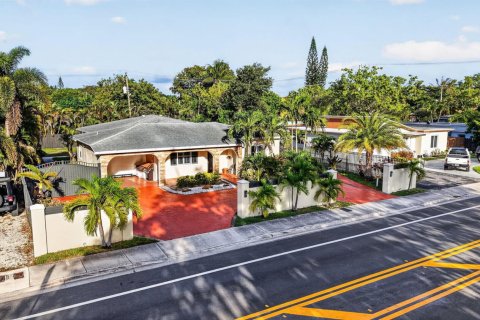 Casa en venta en Fort Lauderdale, Florida, 3 dormitorios, 195.75 m2 № 2175963 - foto 2