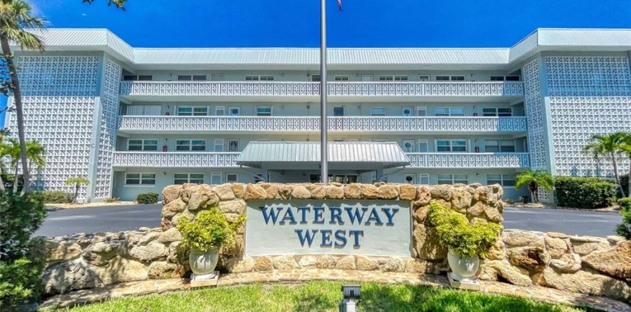 Condominio en New Smyrna Beach, Florida, 1 dormitorio № 1562545