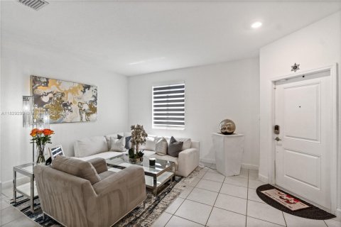 Adosado en venta en Miami, Florida, 3 dormitorios, 154.4 m2 № 1804340 - foto 9