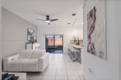 Adosado en venta en Miami, Florida, 3 dormitorios, 154.4 m2 № 1804340 - foto 17
