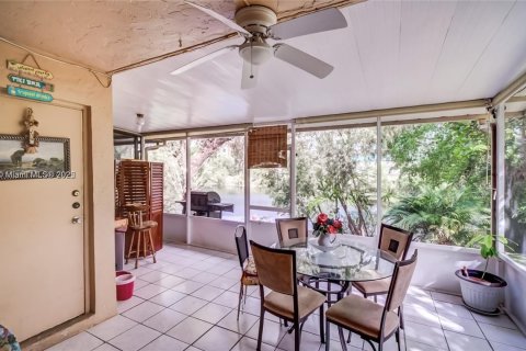 House in Miami, Florida 3 bedrooms, 152.45 sq.m. № 1956961 - photo 7