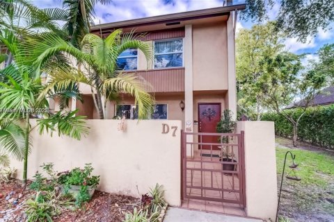 House in Miami, Florida 3 bedrooms, 152.45 sq.m. № 1956961 - photo 1