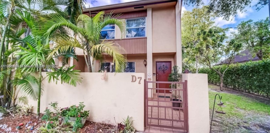 House in Miami, Florida 3 bedrooms, 152.45 sq.m. № 1956961