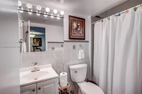 House in Miami, Florida 3 bedrooms, 152.45 sq.m. № 1956961 - photo 6