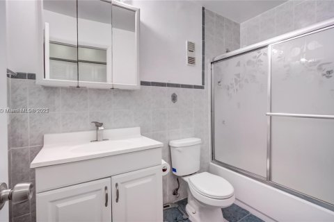 House in Miami, Florida 3 bedrooms, 152.45 sq.m. № 1956961 - photo 8