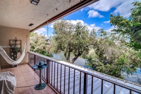 House in Miami, Florida 3 bedrooms, 152.45 sq.m. № 1956961 - photo 2