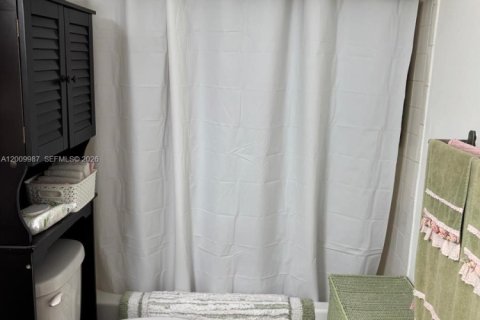 Condominio en venta en Doral, Florida, 1 dormitorio, 75.25 m2 № 2091112 - foto 12