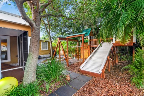 House in Cloud Lake, Florida 7 bedrooms, 273.23 sq.m. № 2082181 - photo 6