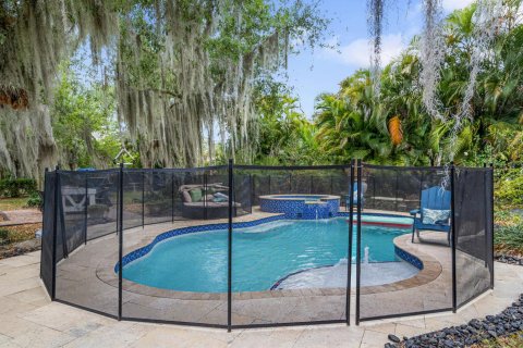 House in Cloud Lake, Florida 7 bedrooms, 273.23 sq.m. № 2082181