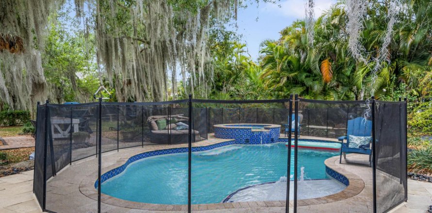 House in Cloud Lake, Florida 7 bedrooms, 273.23 sq.m. № 2082181