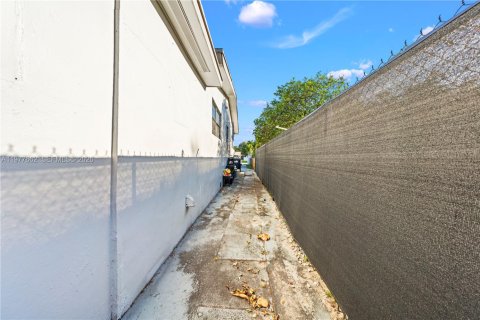 Снять в аренду виллу или дом в Майами-Шорс, Флорида 2 спальни, 163.51м2, № 2043700 - фото 13