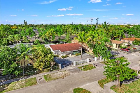 Снять в аренду виллу или дом в Майами-Шорс, Флорида 2 спальни, 163.51м2, № 2043700 - фото 23