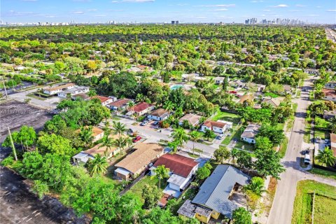 Снять в аренду виллу или дом в Майами-Шорс, Флорида 2 спальни, 163.51м2, № 2043700 - фото 20