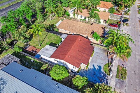 Снять в аренду виллу или дом в Майами-Шорс, Флорида 2 спальни, 163.51м2, № 2043700 - фото 25