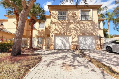 Adosado en Pembroke Pines, Florida 3 dormitorios, 129.88 m2 № 2029456