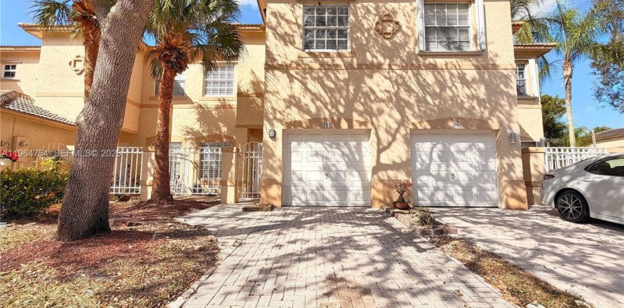 Adosado en Pembroke Pines, Florida 3 dormitorios, 129.88 m2 № 2029456