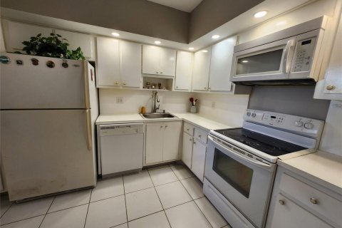 Condo in Pompano Beach, Florida, 3 bedrooms № 2249594 - photo 9