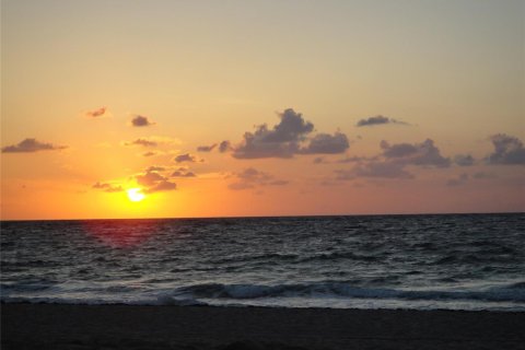 Condo in Pompano Beach, Florida, 3 bedrooms № 2249594 - photo 8