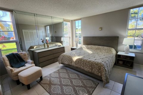Condo in Pompano Beach, Florida, 3 bedrooms № 2249594 - photo 11
