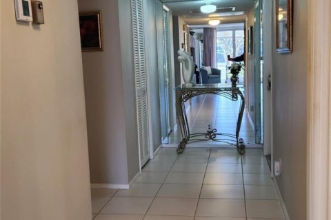 Condo in Pompano Beach, Florida, 3 bedrooms № 2249594 - photo 28