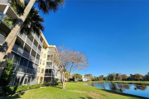 Condo in Pompano Beach, Florida, 3 bedrooms № 2249594 - photo 30