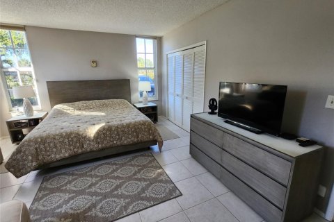 Condo in Pompano Beach, Florida, 3 bedrooms № 2249594 - photo 12