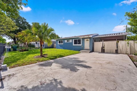 Villa ou maison à louer à Opa-locka, Floride: 3 chambres, 90.3 m2 № 2169281 - photo 2