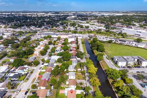 Villa ou maison à louer à Opa-locka, Floride: 3 chambres, 90.3 m2 № 2169281 - photo 29