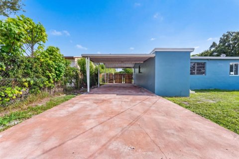 Villa ou maison à louer à Opa-locka, Floride: 3 chambres, 90.3 m2 № 2169281 - photo 23