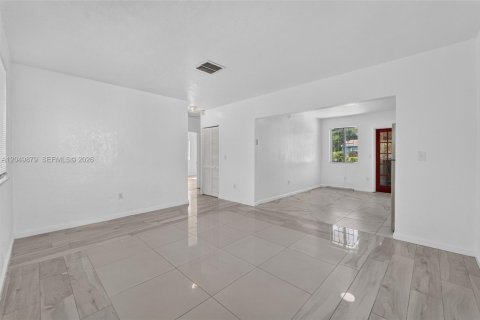 Villa ou maison à louer à Opa-locka, Floride: 3 chambres, 90.3 m2 № 2169281 - photo 6