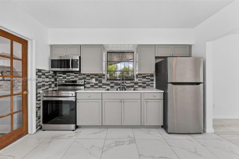 Villa ou maison à louer à Opa-locka, Floride: 3 chambres, 90.3 m2 № 2169281 - photo 10