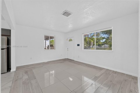 Villa ou maison à louer à Opa-locka, Floride: 3 chambres, 90.3 m2 № 2169281 - photo 8